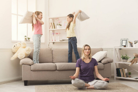 年轻女子在家里锻炼瑜伽
