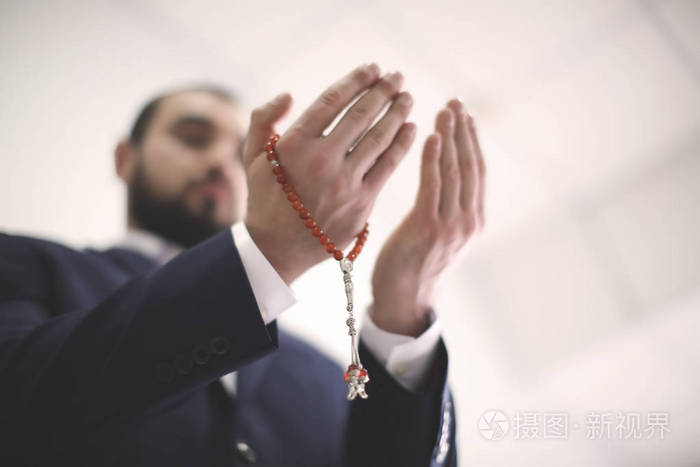 年轻的穆斯林男子祈祷, 室内