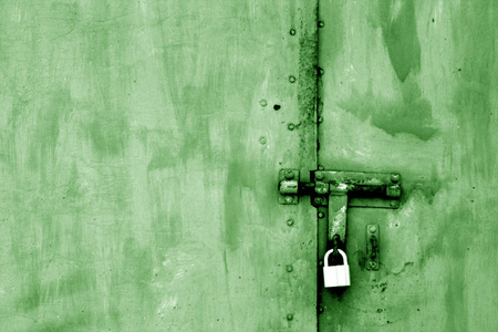 金属门上的旧挂锁绿色色调
