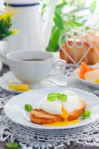 明亮的早餐与一杯茶, 白面包烤鸡蛋和果酱, 选择性重点