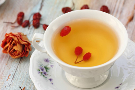 茶与玫瑰果在桌子上。有益健康的饮料。凉茶