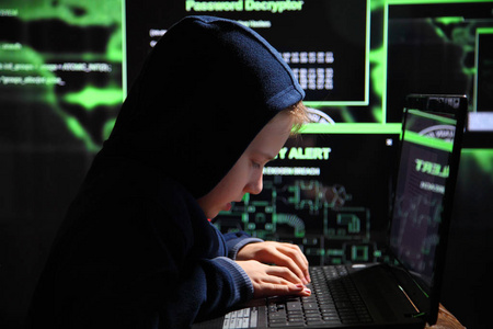 年轻的学生神童黑客。黑客在工作。大量的电脑屏幕上的数字