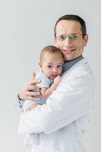 微笑成人儿科医生抱着小婴儿在白色隔离