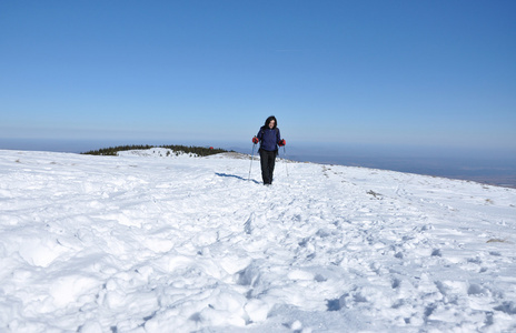 雪的冬季徒步旅行女人