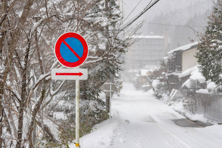 在雪中的交通标志