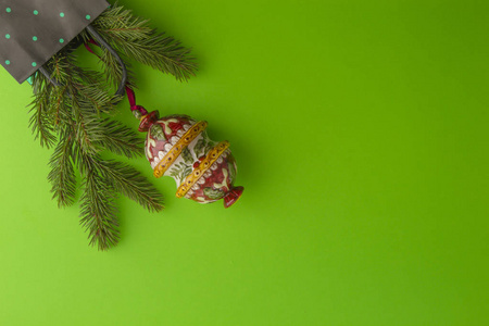 冷杉的树枝和绿叶背景圣诞装饰圣诞组成。顶视图，平躺。复制文本的空间