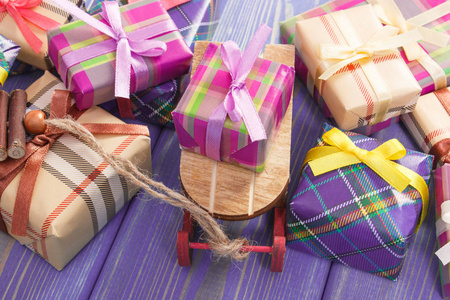 木制雪橇和圣诞节或其他庆祝活动用丝带的礼物包装纸
