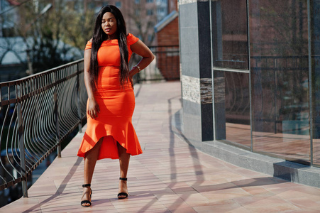 非洲裔美国妇女模特在橙色礼服