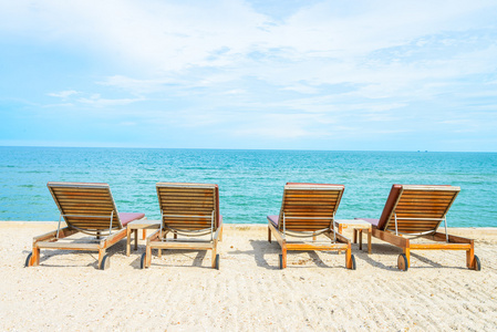 热带海滩上椅子