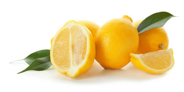 美味的成熟柠檬白色背景