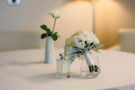 新娘配饰上有鲜花, 香水花束的白色椅子。服装理念