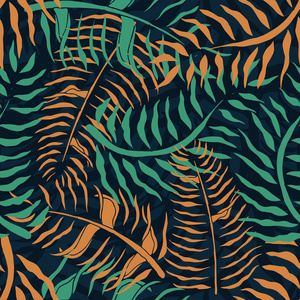 热带的无缝图案与棕榈叶。黑色背景下的绿色和橙色棕榈叶的夏季花卉图案