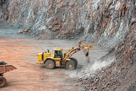 在一个露天煤矿矿场的推土机。斑岩岩