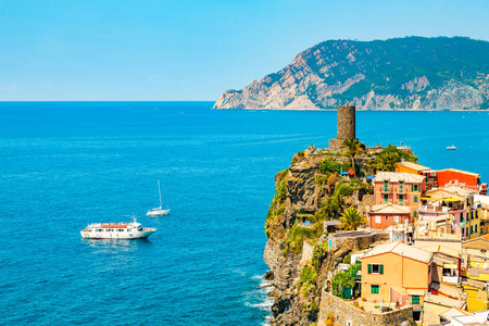 海洋和港口在多彩村 vernazza，ci 景区视图