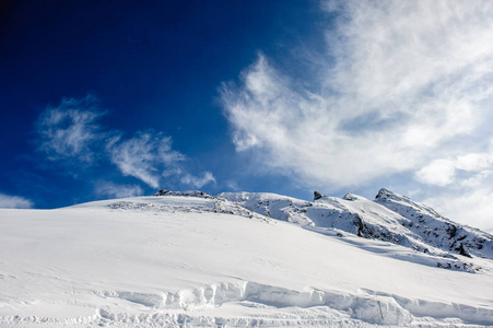 阿尔卑斯山的冬季山地景观。法国阿尔卑斯山的雪