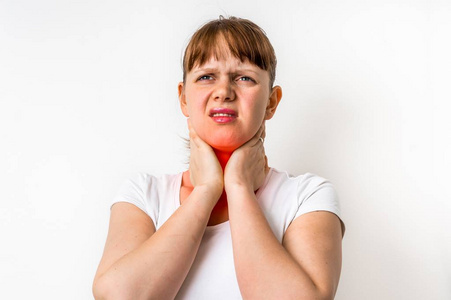 咽喉疼痛的女人抱着她疼痛的咽喉