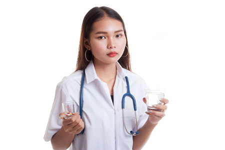 年轻的亚洲女医生与水和药品