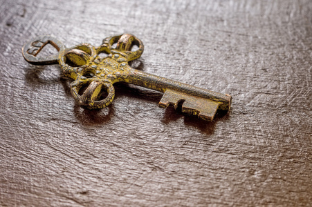 木材表面的旧宝藏钥匙