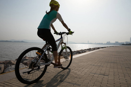 骑自行车的女骑自行车在海边