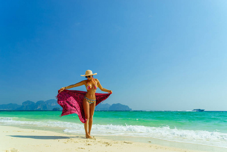泰国波达岛海滩的妇女