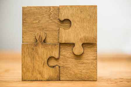 四块木制拼图。联系人的概念