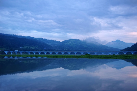 bbridge 和 Bicaz 湖在反射, 罗马尼亚