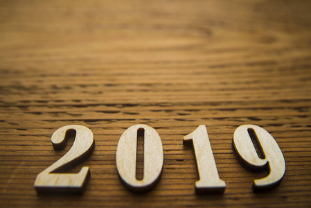 新年2019新年贺卡木制木板上的木制数字