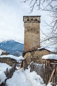 Latali 的中世纪塔在高加索山脉, 上部 Svane