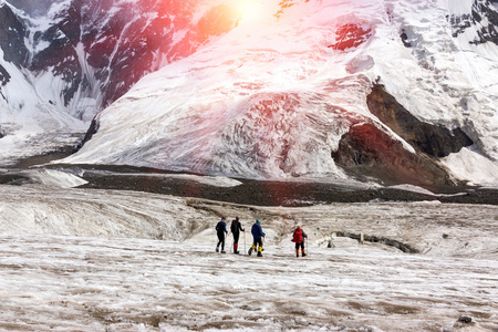 登山者穿过大型冰川图片