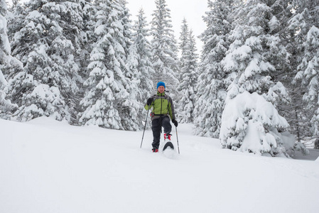 强壮的男人在雪下山去