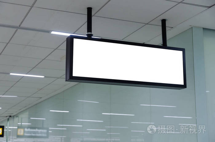 在机场或地铁墙上悬挂空白广告牌或灯箱展示 为您的短信或媒体内容