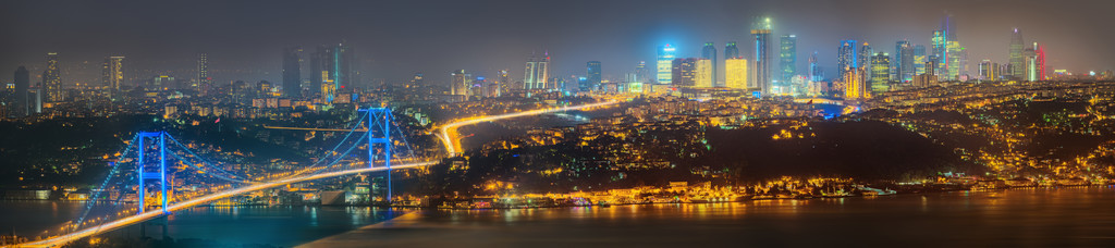 在晚上的伊斯坦布尔和博斯普鲁斯海峡全景