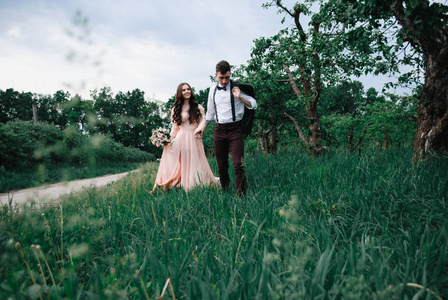 美丽的户外婚礼照片年轻漂亮情侣在夏季公园
