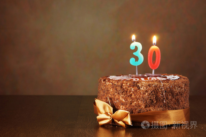燃烧的蜡烛为数字三十生日巧克力蛋糕