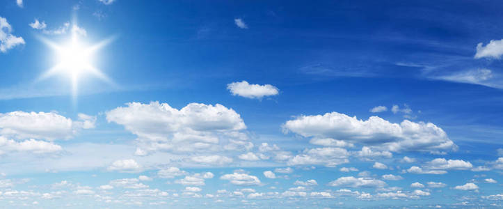 白堆云，在蓝蓝的天空中明亮的太阳