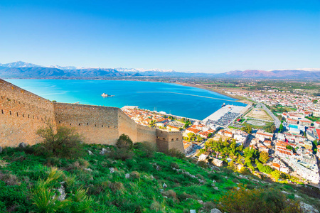 纳夫的老镇在希腊看法从上面与瓦片屋顶小口岸和 bourtzi 城堡在地中海水