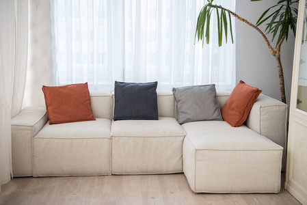 沙发与不同颜色的枕头和在现代客厅旁边
