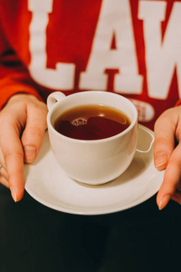 手持一杯热茶的女子手特写