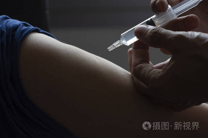 医生给病人打针