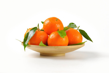 板的成熟的橘子