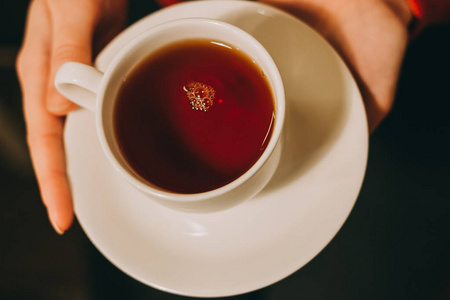 手持一杯热茶的女子手特写