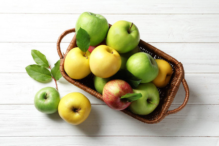 木桌上的篮子里多汁的苹果, 上面的景色