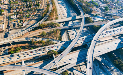 一个在洛杉矶的高速公路交叉路口鸟瞰图