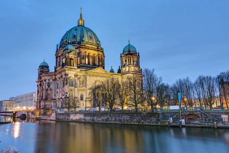 黎明时分, 柏林的大教堂与河水狂欢