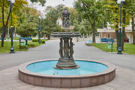 在高尔基公园的美丽喷泉。乌克兰哈尔科夫