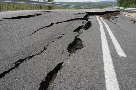 道路坍塌, 裂缝巨大。在恶劣的建筑之后, 国际公路倒塌了。公路路面破损。沥青路面坍塌和倒塌。侵蚀.水平