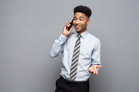 商业理念快乐的专业非洲裔美国商人高兴地与客户谈论手机
