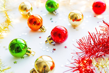 圣诞节和新年背景与彩球装饰的圣诞树