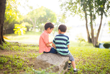 一起坐在公园的小兄妹男孩