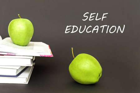 文本自我教育, 两个绿色的苹果, 打开有概念的书